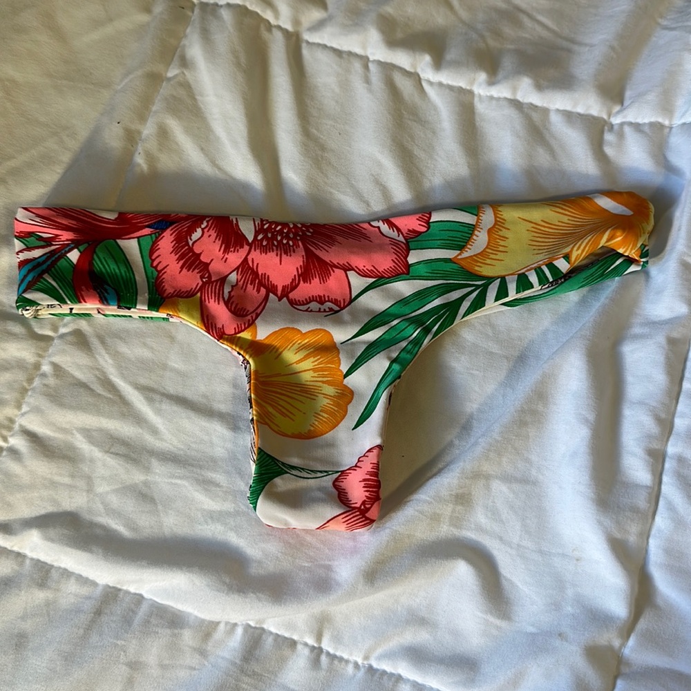 Reversible cheeky bikini bottom